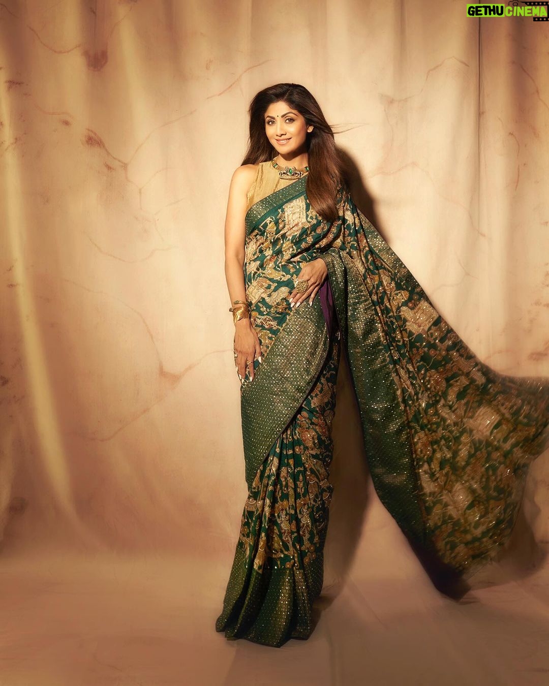 Shilpa Shetty Instagram - Immensely grateful and honoured to be awarded the ‘Champions of Change 2023’ award by Hon’ble Justice K.G. Balakrishnan and Hon’ble Justice Gyan Sudha Misra ji in Maharashtra. As a #ProudIndian, I take immense pride in my work and feel humbled that I can play catalyst in a small, positive way through entertainment or awareness for one’s health & wellness. Thank you for the acknowledgment, Nandan Jha (@nandan5664) ji. It’s all this love and appreciation that motivates me to do better. This one’s for my audiences. धन्यवाद 🙏🧿♥️ With gratitude, Shilpa Shetty Kundra 🙏 @championsofchangeawards #ChampionsOfChange #Winner #eventdiaries #LookOfTheDay #SareeNotSorry #gratitude #blessed