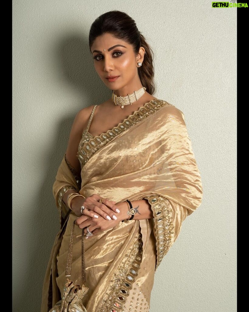 Shilpa Shetty Instagram - Heart of Gold and Stardust Soul✨❤‍🔥 #aboutlastnight #sareenotsorry #weddingvibes #lookofthenight #ootn #GoldenGlow