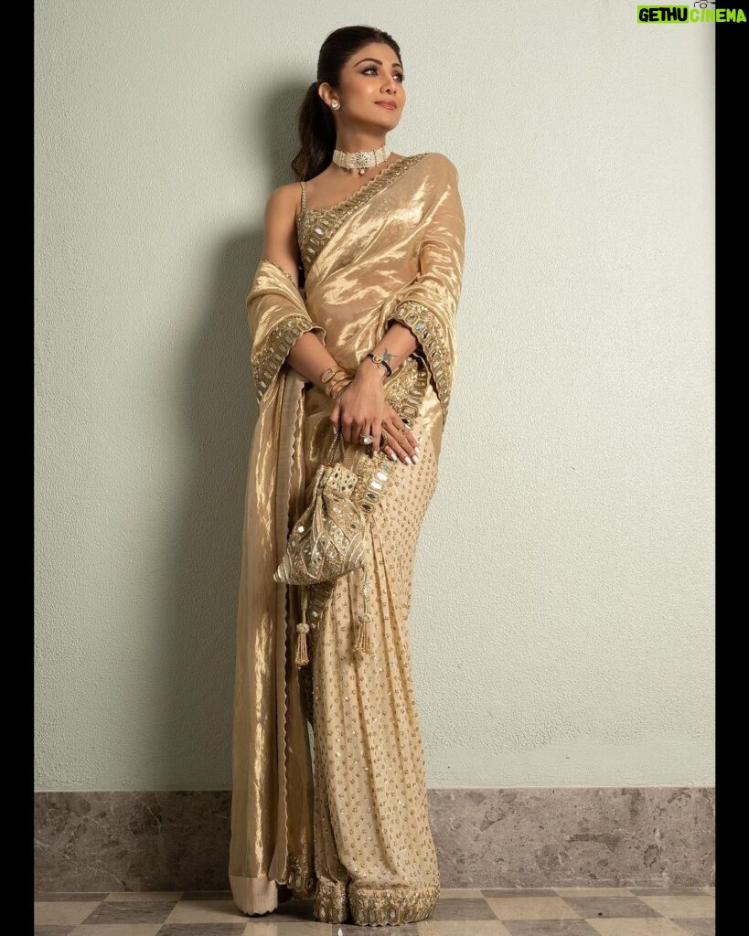 Shilpa Shetty Instagram - Heart of Gold and Stardust Soul✨❤‍🔥 #aboutlastnight #sareenotsorry #weddingvibes #lookofthenight #ootn #GoldenGlow