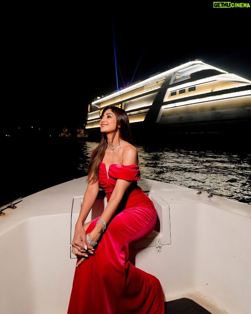Shilpa Shetty Instagram - Ready, Steady… sail ♥️ @deltin_life #LookOfTheDay #style #glam #WorkMode