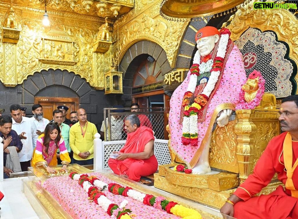 Shilpa Shetty Instagram - Surrender to HIM with faith and patience 😇 🙏 OM SAI RAM 🧿 #gratitude #love #abundance #surrender #shraddhaaursaburi #blessed Shirdi