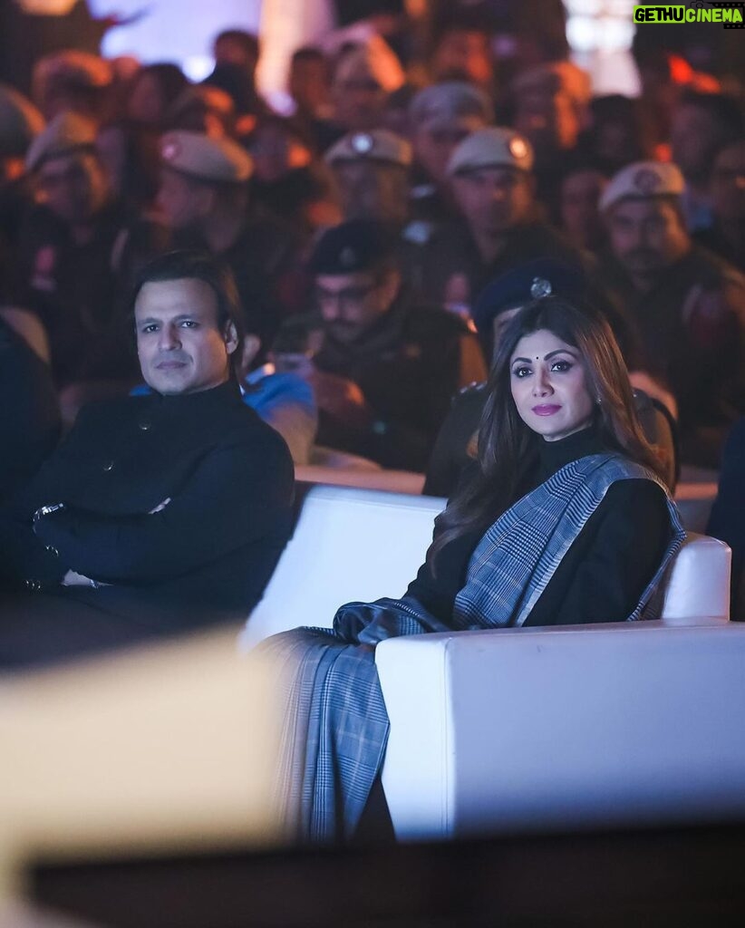 Shilpa Shetty Instagram - #IndianPoliceForce came together in full force to commemorate and honour the sacrifices our bravehearts selflessly make in the line of duty🇮🇳 Humaari Indian Police Force ko mera Sashtang Dandavat Pranaam 🙏 Jai Hind 🫡 #IndianPoliceForceOnPrime, out tomorrow only on @primevideoin. #NationalPoliceMemorial @itsrohitshetty @sidmalhotra @vivekoberoi @talwarisha @rohitshettypicturez @reliance.entertainment @sushwanth @tseries.official @delhi.police_official @pfwsofficial @dtptraffic #ShilpaTaraShetty 🌟