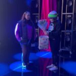 Shima Niavarani Instagram - Dear Diary. Stockholm! Rival!! Nästa gång i Stockholm blir finalen på Cirkus 24 okt. Jag vill inte ens tänka på att det finns en final. Ni lyfte taket, ni gav allt och det gjorde jag med, vi tog oss igenom this crazy thing called life, society and the world med skratt och tårar. En kvinna reste sig upp och sträckte sig fram över scenen och tog min hand efter låten byggd på min pappas text efter revolutionen ”Man Didam” (vem är du? Ge dig till känna.) Jag fick träffa Julia som har tatuerat in showen på sin arm, jag hade vänner som flugits ner från Paris mitt i deras upptagna liv. Och jag får göra min show, den jag ger mitt blod, kött och tårar till. Jag kommer nog aldrig få uppleva saker såhär igen så jag försöker ta in allt så mkt jag kan. Jag är på turnébussen nu och den modellen är tydligen designad av Dolly Parton för hennes turné så jag älskar ju den redan. Jag har ett otroligt team på 10 fenomenala tekniker med mig och nu tar vi oss an stad efter stad. Tack för ni kommer, vet ej hur jag ska tacka 🥹💝