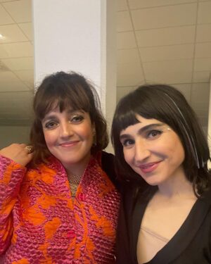 Shima Niavarani Instagram - Ullevi vad händeeee. För 20 år sen möttes vi, två rätt ensamma personer, på Stockholms gator under perioden då vi skulle göra våra första publika framträdanden och ljög för varandra om att vi skulle på bio eller fika med vänner. Det visade sig att vi gjorde allt sånt själva, så vi började göra det ihop. Den historien berättade Laleh igår innan jag fick gästa henne på Live Tomorrow. Tack @laleh för jag fick äran på din helt magiska konsert, det var så vackert och otroligt! 💝🫶🏼