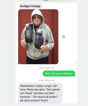 Shima Niavarani Instagram - Ingvar. Kära vän (”din enda vän” som du beskrev dig själv för mig…) och min jazzigaste och mest precisa medspelare. Tänk att leva ett helt liv med din nyfikenhet, envishet och konstanta närhet till humor, plötslig allvar och empati. Dom första repveckorna tänkte vi båda det här kommer ju inte gå, du gillar att låta orden hänga som frågetecken och jag gillar att luras med trippelsvans på mina. Thommy kallade oss båda för jazzmusiker. Men sen växte en vidunderlig vänskap fram, och ett absolut sceniskt partnersskap. Tänk att du funnits samtidigt som oss andra på planeten jorden. Dom som fick ynnesten att möta dig, en legend. Det är ett privilegium, men en sorg som tagit tid att inse. Det är mycket roligare att tänka att du finns, vilken otrolig värld att leva i, med en sån som du i den.  Även om vi hördes för bara några veckor sen och du peppade inför min premiär. Som alltid, hade du den största kollen, kom på alla viktiga prisutdelningar, följde med i allt som hände, alltid med klarhet, en vilja att bidra och ge stöd och insikt. Mitt största beklagande till Agnes, Marika och Jakob. Jag beklagar er sorg så innerligt mycket. Det finns så många anekdoter bland alla vars liv han rörde, men den största sorgen är för familjen att bära och om det finns någon tröst så är det att Ingvar Hirdwall är odödlig. Det kommer alltid bara ha funnits en Ingvar Hirdwall.