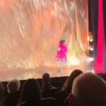 Shima Niavarani Instagram – Det händer inte så ofta, men kanske en gång i livet. Kanske en gång i ett yrkesliv på scen. Det som hände nu på extrainsatta showen på Rival, när alla reste sig upp mitt under showen och gav stående ovationer med tårar i ögonen, alla skrattanfall innan till trots. Jag satt på golvet och kunde för första gången ta in allt: att jag bett min pappa skriva en låttext till min show och hans händer skakade och han är lite inåt, men han skrev ändå. Jag ville ge röst till den generationen som inte har sitt sanna språk att formulera sig med, dom som blir siffror och statistik. En existentiell röst för dom som en gång förlorat. Och jag hann för en stund smälta alla nätter och tidiga morgnar, och hur den här showen rullat i mitt huvud när jag skrivit och regisserat, alla mina kollegors och mitt teams envisa och passionerade arbete, dom gav aldrig upp, satt uppe på nätterna med mig och utmanade sig själva, mig och varandra. Så ja, jag bröt ihop lite och tog en sekunds gråt. Det var ni i publiken som åstadkom det. Det var så jäkla vackert hur vi bara tog en minut och typ jubelgrät och sen samlade ihop oss. Jag brukar inte direkt gråta haha jag är sån tönt. Så. Tack för det. Jag är på turné runt land och rike. Och det betyder så väldigt väldigt mycket att den här showen inte handlar om mig, utan er, er plats i världen, den tiden vi lever i, vad vi dealar med och era känslor och upplevelser i salongen. Jag har inga ord, förutom dom ovan som jag borde formulerat bättre och kanske mindre melodramatiskt. Men ni känner ju mig, så obviously är det så jag kommer skriva. Jag kan bara säga: TACK.
Swipe:a för massa klipp och bilder!