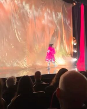 Shima Niavarani Instagram - Det händer inte så ofta, men kanske en gång i livet. Kanske en gång i ett yrkesliv på scen. Det som hände nu på extrainsatta showen på Rival, när alla reste sig upp mitt under showen och gav stående ovationer med tårar i ögonen, alla skrattanfall innan till trots. Jag satt på golvet och kunde för första gången ta in allt: att jag bett min pappa skriva en låttext till min show och hans händer skakade och han är lite inåt, men han skrev ändå. Jag ville ge röst till den generationen som inte har sitt sanna språk att formulera sig med, dom som blir siffror och statistik. En existentiell röst för dom som en gång förlorat. Och jag hann för en stund smälta alla nätter och tidiga morgnar, och hur den här showen rullat i mitt huvud när jag skrivit och regisserat, alla mina kollegors och mitt teams envisa och passionerade arbete, dom gav aldrig upp, satt uppe på nätterna med mig och utmanade sig själva, mig och varandra. Så ja, jag bröt ihop lite och tog en sekunds gråt. Det var ni i publiken som åstadkom det. Det var så jäkla vackert hur vi bara tog en minut och typ jubelgrät och sen samlade ihop oss. Jag brukar inte direkt gråta haha jag är sån tönt. Så. Tack för det. Jag är på turné runt land och rike. Och det betyder så väldigt väldigt mycket att den här showen inte handlar om mig, utan er, er plats i världen, den tiden vi lever i, vad vi dealar med och era känslor och upplevelser i salongen. Jag har inga ord, förutom dom ovan som jag borde formulerat bättre och kanske mindre melodramatiskt. Men ni känner ju mig, så obviously är det så jag kommer skriva. Jag kan bara säga: TACK.
Swipe:a för massa klipp och bilder!