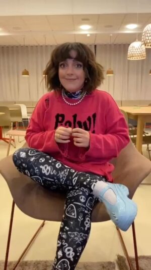 Shima Niavarani Instagram - Dumduuruduuum: SHIMA IS A PUNK ROCKER - en musikalisk humorshow! 
Mina vänner och min familj har äntligen spekulerat klart - här kommer det i mina egna ord, she speaks?!😂💝 (biljetter o allt sånt, länk i bio). 
Ps. Tack för allt ni skriver och delar, ni är jättejättefina 😭 Jag längtar och skiter på mig på samma gång och det är en speciell känsla