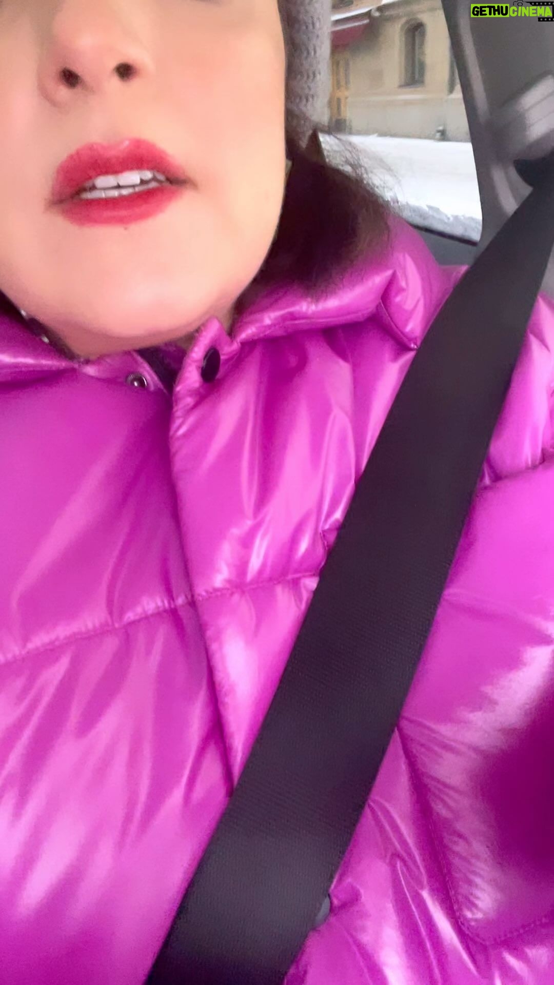 Shima Niavarani Instagram - Vad tycker NI? Diskutera gärna sinsemellan i grupp och sen sammanställer vi detta och skickar in en insändare och hoppas på att den insändaren blir underlag för ett pseudo-forskningsteam som sen skriver en manual som får Pulitzer-priset. (Jag tänker liksom inte på nåt annat än Cirkus 3 & 4 maj, bara längtan i sig är en OS-gren. Och ja, jag vet mitt läppglans är knas) #ShimaIsAPunkRocker