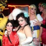 Shima Niavarani Instagram - DRAG RACE ikväll kl 21 på SVT. Har så mycket att tacka detta community för, som lärt mig så mycket sen jag var just a little kiddo, swipe för å se mig som 24-åring gästa klubbar som @fuxdelux drog in mig i (vi lärde känna varann 2007 när vi spelade syskon och sen dess är fuxen det för mig, även om han också är Drag Race stora domptris), så det var ära att få vara regissör och guest judge i hur man är film noir diva on screen. 💋