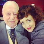 Shima Niavarani Instagram - Ingvar. Kära vän (”din enda vän” som du beskrev dig själv för mig…) och min jazzigaste och mest precisa medspelare. Tänk att leva ett helt liv med din nyfikenhet, envishet och konstanta närhet till humor, plötslig allvar och empati. Dom första repveckorna tänkte vi båda det här kommer ju inte gå, du gillar att låta orden hänga som frågetecken och jag gillar att luras med trippelsvans på mina. Thommy kallade oss båda för jazzmusiker. Men sen växte en vidunderlig vänskap fram, och ett absolut sceniskt partnersskap. Tänk att du funnits samtidigt som oss andra på planeten jorden. Dom som fick ynnesten att möta dig, en legend. Det är ett privilegium, men en sorg som tagit tid att inse. Det är mycket roligare att tänka att du finns, vilken otrolig värld att leva i, med en sån som du i den. Även om vi hördes för bara några veckor sen och du peppade inför min premiär. Som alltid, hade du den största kollen, kom på alla viktiga prisutdelningar, följde med i allt som hände, alltid med klarhet, en vilja att bidra och ge stöd och insikt. Mitt största beklagande till Agnes, Marika och Jakob. Jag beklagar er sorg så innerligt mycket. Det finns så många anekdoter bland alla vars liv han rörde, men den största sorgen är för familjen att bära och om det finns någon tröst så är det att Ingvar Hirdwall är odödlig. Det kommer alltid bara ha funnits en Ingvar Hirdwall.