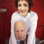 Shima Niavarani Instagram - Ingvar. Kära vän (”din enda vän” som du beskrev dig själv för mig…) och min jazzigaste och mest precisa medspelare. Tänk att leva ett helt liv med din nyfikenhet, envishet och konstanta närhet till humor, plötslig allvar och empati. Dom första repveckorna tänkte vi båda det här kommer ju inte gå, du gillar att låta orden hänga som frågetecken och jag gillar att luras med trippelsvans på mina. Thommy kallade oss båda för jazzmusiker. Men sen växte en vidunderlig vänskap fram, och ett absolut sceniskt partnersskap. Tänk att du funnits samtidigt som oss andra på planeten jorden. Dom som fick ynnesten att möta dig, en legend. Det är ett privilegium, men en sorg som tagit tid att inse. Det är mycket roligare att tänka att du finns, vilken otrolig värld att leva i, med en sån som du i den. Även om vi hördes för bara några veckor sen och du peppade inför min premiär. Som alltid, hade du den största kollen, kom på alla viktiga prisutdelningar, följde med i allt som hände, alltid med klarhet, en vilja att bidra och ge stöd och insikt. Mitt största beklagande till Agnes, Marika och Jakob. Jag beklagar er sorg så innerligt mycket. Det finns så många anekdoter bland alla vars liv han rörde, men den största sorgen är för familjen att bära och om det finns någon tröst så är det att Ingvar Hirdwall är odödlig. Det kommer alltid bara ha funnits en Ingvar Hirdwall.