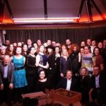 Shima Niavarani Instagram - Ingvar. Kära vän (”din enda vän” som du beskrev dig själv för mig…) och min jazzigaste och mest precisa medspelare. Tänk att leva ett helt liv med din nyfikenhet, envishet och konstanta närhet till humor, plötslig allvar och empati. Dom första repveckorna tänkte vi båda det här kommer ju inte gå, du gillar att låta orden hänga som frågetecken och jag gillar att luras med trippelsvans på mina. Thommy kallade oss båda för jazzmusiker. Men sen växte en vidunderlig vänskap fram, och ett absolut sceniskt partnersskap. Tänk att du funnits samtidigt som oss andra på planeten jorden. Dom som fick ynnesten att möta dig, en legend. Det är ett privilegium, men en sorg som tagit tid att inse. Det är mycket roligare att tänka att du finns, vilken otrolig värld att leva i, med en sån som du i den. Även om vi hördes för bara några veckor sen och du peppade inför min premiär. Som alltid, hade du den största kollen, kom på alla viktiga prisutdelningar, följde med i allt som hände, alltid med klarhet, en vilja att bidra och ge stöd och insikt. Mitt största beklagande till Agnes, Marika och Jakob. Jag beklagar er sorg så innerligt mycket. Det finns så många anekdoter bland alla vars liv han rörde, men den största sorgen är för familjen att bära och om det finns någon tröst så är det att Ingvar Hirdwall är odödlig. Det kommer alltid bara ha funnits en Ingvar Hirdwall.