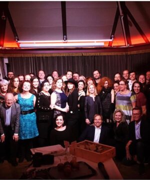 Shima Niavarani Instagram - Ingvar. Kära vän (”din enda vän” som du beskrev dig själv för mig…) och min jazzigaste och mest precisa medspelare. Tänk att leva ett helt liv med din nyfikenhet, envishet och konstanta närhet till humor, plötslig allvar och empati. Dom första repveckorna tänkte vi båda det här kommer ju inte gå, du gillar att låta orden hänga som frågetecken och jag gillar att luras med trippelsvans på mina. Thommy kallade oss båda för jazzmusiker. Men sen växte en vidunderlig vänskap fram, och ett absolut sceniskt partnersskap. Tänk att du funnits samtidigt som oss andra på planeten jorden. Dom som fick ynnesten att möta dig, en legend. Det är ett privilegium, men en sorg som tagit tid att inse. Det är mycket roligare att tänka att du finns, vilken otrolig värld att leva i, med en sån som du i den.  Även om vi hördes för bara några veckor sen och du peppade inför min premiär. Som alltid, hade du den största kollen, kom på alla viktiga prisutdelningar, följde med i allt som hände, alltid med klarhet, en vilja att bidra och ge stöd och insikt. Mitt största beklagande till Agnes, Marika och Jakob. Jag beklagar er sorg så innerligt mycket. Det finns så många anekdoter bland alla vars liv han rörde, men den största sorgen är för familjen att bära och om det finns någon tröst så är det att Ingvar Hirdwall är odödlig. Det kommer alltid bara ha funnits en Ingvar Hirdwall.