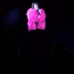 Shima Niavarani Instagram – Det händer inte så ofta, men kanske en gång i livet. Kanske en gång i ett yrkesliv på scen. Det som hände nu på extrainsatta showen på Rival, när alla reste sig upp mitt under showen och gav stående ovationer med tårar i ögonen, alla skrattanfall innan till trots. Jag satt på golvet och kunde för första gången ta in allt: att jag bett min pappa skriva en låttext till min show och hans händer skakade och han är lite inåt, men han skrev ändå. Jag ville ge röst till den generationen som inte har sitt sanna språk att formulera sig med, dom som blir siffror och statistik. En existentiell röst för dom som en gång förlorat. Och jag hann för en stund smälta alla nätter och tidiga morgnar, och hur den här showen rullat i mitt huvud när jag skrivit och regisserat, alla mina kollegors och mitt teams envisa och passionerade arbete, dom gav aldrig upp, satt uppe på nätterna med mig och utmanade sig själva, mig och varandra. Så ja, jag bröt ihop lite och tog en sekunds gråt. Det var ni i publiken som åstadkom det. Det var så jäkla vackert hur vi bara tog en minut och typ jubelgrät och sen samlade ihop oss. Jag brukar inte direkt gråta haha jag är sån tönt. Så. Tack för det. Jag är på turné runt land och rike. Och det betyder så väldigt väldigt mycket att den här showen inte handlar om mig, utan er, er plats i världen, den tiden vi lever i, vad vi dealar med och era känslor och upplevelser i salongen. Jag har inga ord, förutom dom ovan som jag borde formulerat bättre och kanske mindre melodramatiskt. Men ni känner ju mig, så obviously är det så jag kommer skriva. Jag kan bara säga: TACK.
Swipe:a för massa klipp och bilder!