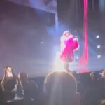 Shima Niavarani Instagram – Det händer inte så ofta, men kanske en gång i livet. Kanske en gång i ett yrkesliv på scen. Det som hände nu på extrainsatta showen på Rival, när alla reste sig upp mitt under showen och gav stående ovationer med tårar i ögonen, alla skrattanfall innan till trots. Jag satt på golvet och kunde för första gången ta in allt: att jag bett min pappa skriva en låttext till min show och hans händer skakade och han är lite inåt, men han skrev ändå. Jag ville ge röst till den generationen som inte har sitt sanna språk att formulera sig med, dom som blir siffror och statistik. En existentiell röst för dom som en gång förlorat. Och jag hann för en stund smälta alla nätter och tidiga morgnar, och hur den här showen rullat i mitt huvud när jag skrivit och regisserat, alla mina kollegors och mitt teams envisa och passionerade arbete, dom gav aldrig upp, satt uppe på nätterna med mig och utmanade sig själva, mig och varandra. Så ja, jag bröt ihop lite och tog en sekunds gråt. Det var ni i publiken som åstadkom det. Det var så jäkla vackert hur vi bara tog en minut och typ jubelgrät och sen samlade ihop oss. Jag brukar inte direkt gråta haha jag är sån tönt. Så. Tack för det. Jag är på turné runt land och rike. Och det betyder så väldigt väldigt mycket att den här showen inte handlar om mig, utan er, er plats i världen, den tiden vi lever i, vad vi dealar med och era känslor och upplevelser i salongen. Jag har inga ord, förutom dom ovan som jag borde formulerat bättre och kanske mindre melodramatiskt. Men ni känner ju mig, så obviously är det så jag kommer skriva. Jag kan bara säga: TACK.
Swipe:a för massa klipp och bilder!