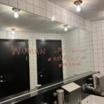 Shima Niavarani Instagram – Det händer inte så ofta, men kanske en gång i livet. Kanske en gång i ett yrkesliv på scen. Det som hände nu på extrainsatta showen på Rival, när alla reste sig upp mitt under showen och gav stående ovationer med tårar i ögonen, alla skrattanfall innan till trots. Jag satt på golvet och kunde för första gången ta in allt: att jag bett min pappa skriva en låttext till min show och hans händer skakade och han är lite inåt, men han skrev ändå. Jag ville ge röst till den generationen som inte har sitt sanna språk att formulera sig med, dom som blir siffror och statistik. En existentiell röst för dom som en gång förlorat. Och jag hann för en stund smälta alla nätter och tidiga morgnar, och hur den här showen rullat i mitt huvud när jag skrivit och regisserat, alla mina kollegors och mitt teams envisa och passionerade arbete, dom gav aldrig upp, satt uppe på nätterna med mig och utmanade sig själva, mig och varandra. Så ja, jag bröt ihop lite och tog en sekunds gråt. Det var ni i publiken som åstadkom det. Det var så jäkla vackert hur vi bara tog en minut och typ jubelgrät och sen samlade ihop oss. Jag brukar inte direkt gråta haha jag är sån tönt. Så. Tack för det. Jag är på turné runt land och rike. Och det betyder så väldigt väldigt mycket att den här showen inte handlar om mig, utan er, er plats i världen, den tiden vi lever i, vad vi dealar med och era känslor och upplevelser i salongen. Jag har inga ord, förutom dom ovan som jag borde formulerat bättre och kanske mindre melodramatiskt. Men ni känner ju mig, så obviously är det så jag kommer skriva. Jag kan bara säga: TACK.
Swipe:a för massa klipp och bilder!