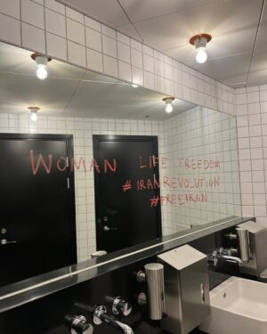 Shima Niavarani Instagram - Det händer inte så ofta, men kanske en gång i livet. Kanske en gång i ett yrkesliv på scen. Det som hände nu på extrainsatta showen på Rival, när alla reste sig upp mitt under showen och gav stående ovationer med tårar i ögonen, alla skrattanfall innan till trots. Jag satt på golvet och kunde för första gången ta in allt: att jag bett min pappa skriva en låttext till min show och hans händer skakade och han är lite inåt, men han skrev ändå. Jag ville ge röst till den generationen som inte har sitt sanna språk att formulera sig med, dom som blir siffror och statistik. En existentiell röst för dom som en gång förlorat. Och jag hann för en stund smälta alla nätter och tidiga morgnar, och hur den här showen rullat i mitt huvud när jag skrivit och regisserat, alla mina kollegors och mitt teams envisa och passionerade arbete, dom gav aldrig upp, satt uppe på nätterna med mig och utmanade sig själva, mig och varandra. Så ja, jag bröt ihop lite och tog en sekunds gråt. Det var ni i publiken som åstadkom det. Det var så jäkla vackert hur vi bara tog en minut och typ jubelgrät och sen samlade ihop oss. Jag brukar inte direkt gråta haha jag är sån tönt. Så. Tack för det. Jag är på turné runt land och rike. Och det betyder så väldigt väldigt mycket att den här showen inte handlar om mig, utan er, er plats i världen, den tiden vi lever i, vad vi dealar med och era känslor och upplevelser i salongen. Jag har inga ord, förutom dom ovan som jag borde formulerat bättre och kanske mindre melodramatiskt. Men ni känner ju mig, så obviously är det så jag kommer skriva. Jag kan bara säga: TACK.
Swipe:a för massa klipp och bilder!