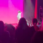 Shima Niavarani Instagram – Det händer inte så ofta, men kanske en gång i livet. Kanske en gång i ett yrkesliv på scen. Det som hände nu på extrainsatta showen på Rival, när alla reste sig upp mitt under showen och gav stående ovationer med tårar i ögonen, alla skrattanfall innan till trots. Jag satt på golvet och kunde för första gången ta in allt: att jag bett min pappa skriva en låttext till min show och hans händer skakade och han är lite inåt, men han skrev ändå. Jag ville ge röst till den generationen som inte har sitt sanna språk att formulera sig med, dom som blir siffror och statistik. En existentiell röst för dom som en gång förlorat. Och jag hann för en stund smälta alla nätter och tidiga morgnar, och hur den här showen rullat i mitt huvud när jag skrivit och regisserat, alla mina kollegors och mitt teams envisa och passionerade arbete, dom gav aldrig upp, satt uppe på nätterna med mig och utmanade sig själva, mig och varandra. Så ja, jag bröt ihop lite och tog en sekunds gråt. Det var ni i publiken som åstadkom det. Det var så jäkla vackert hur vi bara tog en minut och typ jubelgrät och sen samlade ihop oss. Jag brukar inte direkt gråta haha jag är sån tönt. Så. Tack för det. Jag är på turné runt land och rike. Och det betyder så väldigt väldigt mycket att den här showen inte handlar om mig, utan er, er plats i världen, den tiden vi lever i, vad vi dealar med och era känslor och upplevelser i salongen. Jag har inga ord, förutom dom ovan som jag borde formulerat bättre och kanske mindre melodramatiskt. Men ni känner ju mig, så obviously är det så jag kommer skriva. Jag kan bara säga: TACK.
Swipe:a för massa klipp och bilder!