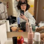 Shima Niavarani Instagram – Nämen ni förstår inte. Jag är så förvånansvärt lycklig av att vara ute på vägarna och möta heeeela Sveriges karta. Responsen är överväldigande och på ett sätt jag inte hade kunnat ana! Och jag har fortfarande fjärilar i magen varje kväll och jag blir fortfarande nervös. Imorgon kl 19.30 kör vi en sista extrainsatt show på Rival i Stockholm (det finns ett fåtal biljetter kvar, så boka fort) innan nightlinern och jag + mitt otroliga tekniska crew på 9 personer rullar oss vidare från stad till stad. Jag har aldrig känt mig såhär rock n roll i mitt liv, vilket inte är så konstigt, men jag känner mig som Elvis okej?! Puss hej