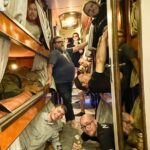 Shima Niavarani Instagram - SNOW WHITE AND THE SEVEN COCKBLOCKERS. On a tour bus near you. Det är alltså mitt tekniska team man måste passera för att komma till mitt rum i turnébussen, Dolly Partons gamla svit. Swipe för å se vad jag egentligen brukar göra efter show vanligtvis när man ska knäcka en öl och ta det chill (facit: kollar igenom dokumentation från showen och skriver regi-notes efter varje show och sen går och lägger mig, typiskt mig). LUND vi är här!!!! Vi ses ikväll!💝🛼