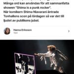 Shima Niavarani Instagram - Dear Diary. Punk Rocker-turnén. Okej. Ett tåg körde rakt in i mitt hjärta och det var Norrland. Första turnéstoppet uppe i norr blev Sundsvall och jag har inga ord, är lite mör. Har varit med om att publiken ger stående ovationer efter ”Man Didam” mitt under show och att vi delar ett ögonblick med varann, men att det aldrig slutar och att till och med jag och vår ljudtekniker börjar gråta och scenchefen säger i head mic ”det kommer inte sluta”…det var nåt nytt. Är helt slut av kärlek. Att komma till Norrland är ju väldigt speciellt för mig, för min (enda?) lyckliga tid i min barndom var här. Så det betyder jättemycket. Ikväll kör jag DUBBLA shower direkt efter varann i Östersund, jag bodde min första tid i Sverige här i Jämtland, så jag ska ge mitt ALLT. När den ena publiken släpps ut släpps den andra in, så det är lite med hjärtat i halsgropen haha, min kostym är vit lack så det är liksom lite svettigt att stå på scen nonstop 4 timmar (showen är 2 timmar). Okeeeejjj jag är redo. Ciaooo. Puss 💝🫶🏼