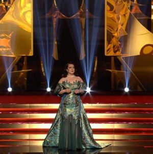 Shima Niavarani Instagram - Dom 3 episka looksen, storyn bakom: 
🍿popcornklänning för att hylla biotittandet, 🤵🏻‍♀️dekonstruerad smoking för att hylla Ingvar och tidigare generationer 
🪲den gröna klänningen som ritades utifrån själva Guldbaggestatyetten.

Design & styling: @crapdiem @emeliejanrell ♥️