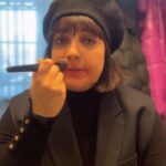Shima Niavarani Instagram - Vad hände ens?! Ingen veet, am I right?! För 48 timmar sen trodde jag att jag skulle få en stroke medan vi klippte det sista av öppningsfilmen. Tack för allt ni skriver, jag läser allt och sen somnar jag om, och sen repeat. Grattis till alla vinnare också, en ära att se era filmer en efter en i upptakten till detta. Vad ska jag ens skriva om mitt närmaste handplockade team: @mickemartensson och @sheblyniavarani, vi skrev manus och regisserade ihop. Vilket team vi var, ni är ALLT. Från början till slut stod ni ut med mina vilda idéer och kom med tusen egna idéer nonstop, ni lät mig vara kapten på båten men ni höll i seglet för era liv och släppte envist aldrig taget. Ni ska ha livets kredd för detta, er humor och era snabba hjärnor och du Micke som in i det sista var med mig bakom scen som en fakking soldat. @crapdiem och @emeliejanrell - era välgenomtänkta klädkreationer och er insats i öppningsfilmen. Ni vet att jag avgudar er men nu fick svenska folket också se min beundran. @peterhagelstam - mitt hårs gudfader, du är den enda som får röra mitt hår och göra var du vill, den enda som förverkligar moodboards som en trollkarl, jag släpper dig aldrig. Och naglar som alltid av den enda @fridaselkirk. Tack Ulf, Maria, Elin och Stephan på Leroy. SVT och svenska filminstitutet. Ni är grymma, ni gav oss fria händer och luft under vingarna. ♥️ Guldbaggegalan.