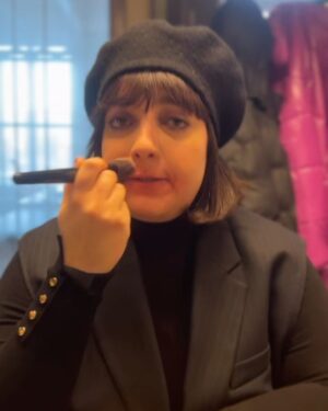 Shima Niavarani Instagram - Vad hände ens?! Ingen veet, am I right?! För 48 timmar sen trodde jag att jag skulle få en stroke medan vi klippte det sista av öppningsfilmen. Tack för allt ni skriver, jag läser allt och sen somnar jag om, och sen repeat. Grattis till alla vinnare också, en ära att se era filmer en efter en i upptakten till detta. 

Vad ska jag ens skriva om mitt närmaste handplockade team: @mickemartensson och @sheblyniavarani, vi skrev manus och regisserade ihop. Vilket team vi var, ni är ALLT. Från början till slut stod ni ut med mina vilda idéer och kom med tusen egna idéer nonstop, ni lät mig vara kapten på båten men ni höll i seglet för era liv och släppte envist aldrig taget. Ni ska ha livets kredd för detta, er humor och era snabba hjärnor och du Micke som in i det sista var med mig bakom scen som en fakking soldat. 

@crapdiem och @emeliejanrell - era välgenomtänkta klädkreationer och er insats i öppningsfilmen. Ni vet att jag avgudar er men nu fick svenska folket också se min beundran. 
@peterhagelstam - mitt hårs gudfader, du är den enda som får röra mitt hår och göra var du vill, den enda som förverkligar moodboards som en trollkarl, jag släpper dig aldrig. Och naglar som alltid av den enda @fridaselkirk. 

Tack Ulf, Maria, Elin och Stephan på Leroy. SVT och svenska filminstitutet. Ni är grymma, ni gav oss fria händer och luft under vingarna. ♥️
