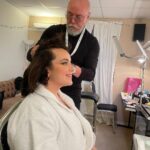 Shima Niavarani Instagram - Vad hände ens?! Ingen veet, am I right?! För 48 timmar sen trodde jag att jag skulle få en stroke medan vi klippte det sista av öppningsfilmen. Tack för allt ni skriver, jag läser allt och sen somnar jag om, och sen repeat. Grattis till alla vinnare också, en ära att se era filmer en efter en i upptakten till detta. Vad ska jag ens skriva om mitt närmaste handplockade team: @mickemartensson och @sheblyniavarani, vi skrev manus och regisserade ihop. Vilket team vi var, ni är ALLT. Från början till slut stod ni ut med mina vilda idéer och kom med tusen egna idéer nonstop, ni lät mig vara kapten på båten men ni höll i seglet för era liv och släppte envist aldrig taget. Ni ska ha livets kredd för detta, er humor och era snabba hjärnor och du Micke som in i det sista var med mig bakom scen som en fakking soldat. @crapdiem och @emeliejanrell - era välgenomtänkta klädkreationer och er insats i öppningsfilmen. Ni vet att jag avgudar er men nu fick svenska folket också se min beundran. @peterhagelstam - mitt hårs gudfader, du är den enda som får röra mitt hår och göra var du vill, den enda som förverkligar moodboards som en trollkarl, jag släpper dig aldrig. Och naglar som alltid av den enda @fridaselkirk. Tack Ulf, Maria, Elin och Stephan på Leroy. SVT och svenska filminstitutet. Ni är grymma, ni gav oss fria händer och luft under vingarna. ♥️ Guldbaggegalan.