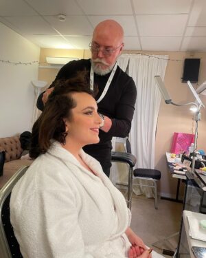 Shima Niavarani Instagram - Vad hände ens?! Ingen veet, am I right?! För 48 timmar sen trodde jag att jag skulle få en stroke medan vi klippte det sista av öppningsfilmen. Tack för allt ni skriver, jag läser allt och sen somnar jag om, och sen repeat. Grattis till alla vinnare också, en ära att se era filmer en efter en i upptakten till detta. 

Vad ska jag ens skriva om mitt närmaste handplockade team: @mickemartensson och @sheblyniavarani, vi skrev manus och regisserade ihop. Vilket team vi var, ni är ALLT. Från början till slut stod ni ut med mina vilda idéer och kom med tusen egna idéer nonstop, ni lät mig vara kapten på båten men ni höll i seglet för era liv och släppte envist aldrig taget. Ni ska ha livets kredd för detta, er humor och era snabba hjärnor och du Micke som in i det sista var med mig bakom scen som en fakking soldat. 

@crapdiem och @emeliejanrell - era välgenomtänkta klädkreationer och er insats i öppningsfilmen. Ni vet att jag avgudar er men nu fick svenska folket också se min beundran. 
@peterhagelstam - mitt hårs gudfader, du är den enda som får röra mitt hår och göra var du vill, den enda som förverkligar moodboards som en trollkarl, jag släpper dig aldrig. Och naglar som alltid av den enda @fridaselkirk. 

Tack Ulf, Maria, Elin och Stephan på Leroy. SVT och svenska filminstitutet. Ni är grymma, ni gav oss fria händer och luft under vingarna. ♥️