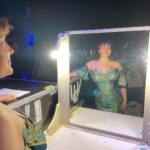 Shima Niavarani Instagram - Vad hände ens?! Ingen veet, am I right?! För 48 timmar sen trodde jag att jag skulle få en stroke medan vi klippte det sista av öppningsfilmen. Tack för allt ni skriver, jag läser allt och sen somnar jag om, och sen repeat. Grattis till alla vinnare också, en ära att se era filmer en efter en i upptakten till detta. Vad ska jag ens skriva om mitt närmaste handplockade team: @mickemartensson och @sheblyniavarani, vi skrev manus och regisserade ihop. Vilket team vi var, ni är ALLT. Från början till slut stod ni ut med mina vilda idéer och kom med tusen egna idéer nonstop, ni lät mig vara kapten på båten men ni höll i seglet för era liv och släppte envist aldrig taget. Ni ska ha livets kredd för detta, er humor och era snabba hjärnor och du Micke som in i det sista var med mig bakom scen som en fakking soldat. @crapdiem och @emeliejanrell - era välgenomtänkta klädkreationer och er insats i öppningsfilmen. Ni vet att jag avgudar er men nu fick svenska folket också se min beundran. @peterhagelstam - mitt hårs gudfader, du är den enda som får röra mitt hår och göra var du vill, den enda som förverkligar moodboards som en trollkarl, jag släpper dig aldrig. Och naglar som alltid av den enda @fridaselkirk. Tack Ulf, Maria, Elin och Stephan på Leroy. SVT och svenska filminstitutet. Ni är grymma, ni gav oss fria händer och luft under vingarna. ♥️ Guldbaggegalan.