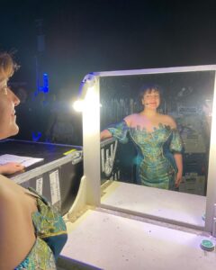 Shima Niavarani Instagram - Vad hände ens?! Ingen veet, am I right?! För 48 timmar sen trodde jag att jag skulle få en stroke medan vi klippte det sista av öppningsfilmen. Tack för allt ni skriver, jag läser allt och sen somnar jag om, och sen repeat. Grattis till alla vinnare också, en ära att se era filmer en efter en i upptakten till detta. Vad ska jag ens skriva om mitt närmaste handplockade team: @mickemartensson och @sheblyniavarani, vi skrev manus och regisserade ihop. Vilket team vi var, ni är ALLT. Från början till slut stod ni ut med mina vilda idéer och kom med tusen egna idéer nonstop, ni lät mig vara kapten på båten men ni höll i seglet för era liv och släppte envist aldrig taget. Ni ska ha livets kredd för detta, er humor och era snabba hjärnor och du Micke som in i det sista var med mig bakom scen som en fakking soldat. @crapdiem och @emeliejanrell - era välgenomtänkta klädkreationer och er insats i öppningsfilmen. Ni vet att jag avgudar er men nu fick svenska folket också se min beundran. @peterhagelstam - mitt hårs gudfader, du är den enda som får röra mitt hår och göra var du vill, den enda som förverkligar moodboards som en trollkarl, jag släpper dig aldrig. Och naglar som alltid av den enda @fridaselkirk. Tack Ulf, Maria, Elin och Stephan på Leroy. SVT och svenska filminstitutet. Ni är grymma, ni gav oss fria händer och luft under vingarna. ♥️ Guldbaggegalan.
