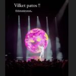 Shima Niavarani Instagram - Att en stad lämnas helt ”sönderunderhållet” är tamejfan den finaste formulering jag har läst 😭 TACK Ystad och Jönköping, vem hade kunnat tro att ni skulle lyfta taket, få det att flyga och ta sig en tur till rymden och tillbaka tillsammans med Jeff Besos?! VEM. Jag visste inte ens att jag hade en publik innan jag började skapa den här showen och så fyller ni salongerna kväll efter kväll och är liksom sådär otroliga med öppet bröstkorg, och liksom nonstop närvaro, ni skapar fyrverkerier. Tack för att jag får göra det här. Tack räcker inte. Ikväll är det Uddevalla, imorrn Linköping. Sen grande finalen på Cirkus. Jag och mitt tekniska team på 10 otroliga personer har vaknat upp i en ny stad varje dag dom senaste 5 veckorna, vi har tagit oss land och rike runt och levt tätt inpå varann i turnébussen, och hela tiden med ambitionen att showen ska få möta sin publik och att det ska toppas varje kväll. Teamet är värt guld och diamanter som inte uppfunnits än. Vi ger vår sista droppe till er nu, vi ger allt. Tack för ni är med on the punk rocker ride. Ps. Ja, jag är känslosam och melodramatisk just nu, men låt en kvinna utan vilodagar få leva ut lite 💝🥹