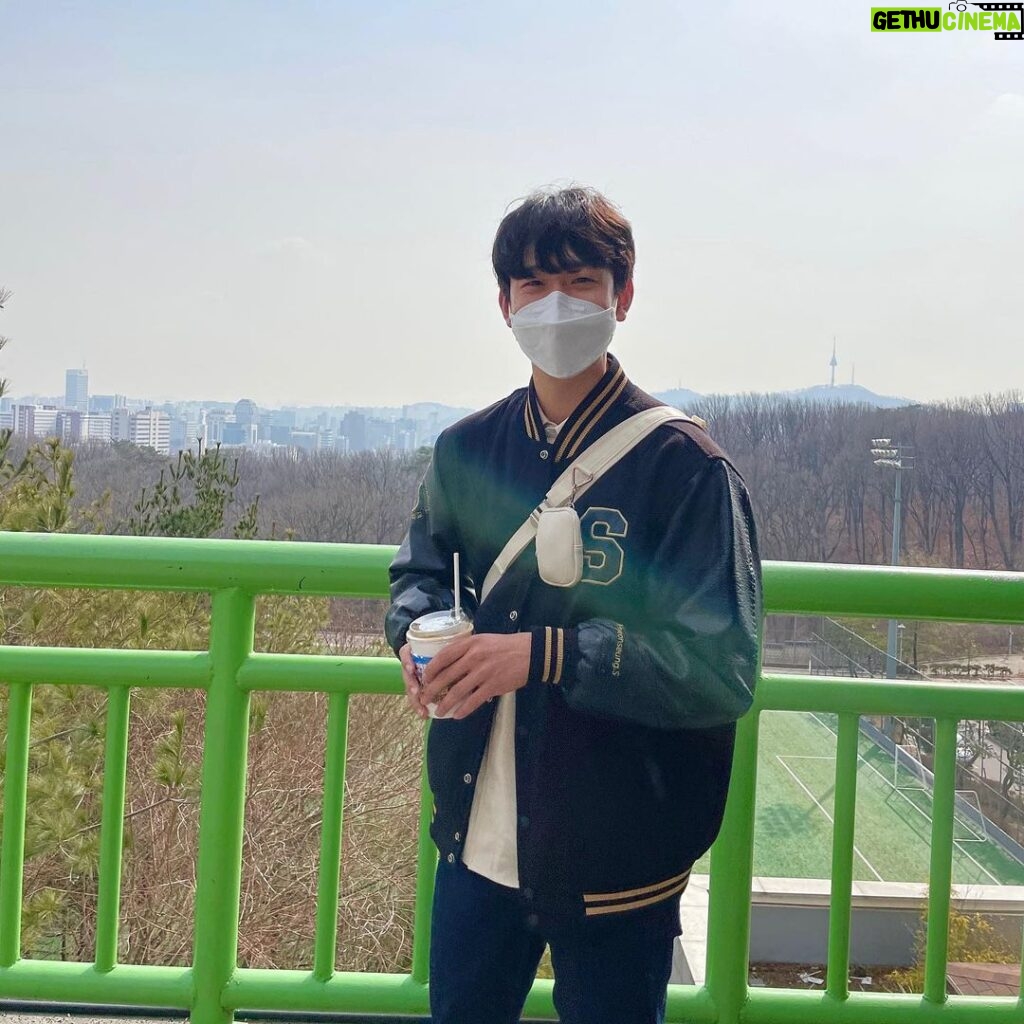 Shin Hyeon-seung Instagram - 개강했다고 과잠 입고 신났으😷😷 성균관대학교 수선관