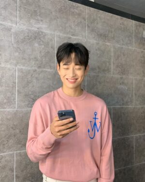Shin Hyeon-seung Instagram - 다들 재밌게 보셨나요오오🤔#navernow #빅톤 #이불킥