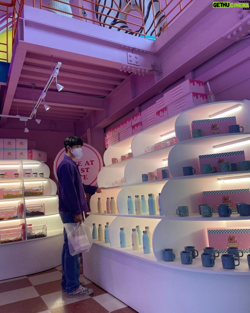 Shin Hyeon-seung Instagram - 예쁜 도넛 들고 신난 재현이🍩 (너 그러고 있을때 아니야...) ⠀ #TVN #금토 #10시40 #별똥별 #12부 #본방사수 #했다고 #믿어요