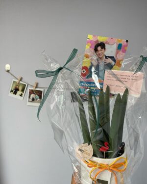 Shin Hyeon-seung Instagram - 해외 팬분이 보내주신 
생일 선물!!! 감사합니다🙂
소중히 간직하겠습니다 Thank you! 

+함께 온 🐻곰돌이 푸는 친구들 사이에 쏙👀