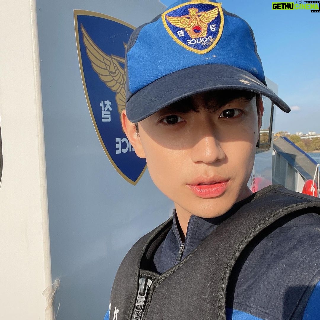 Shin Hyeon-seung Instagram - 내일은 한강 보는 날!!!🌊🌊 #디즈니플러스 #한강