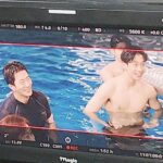 Shin Hyeon-seung Instagram - 즐거운 금요일밤, 물 들어가면 신나는 저와 함께 시원한 맥주와 시원한 한강🏖️ #disneyplus #한강 #지수
