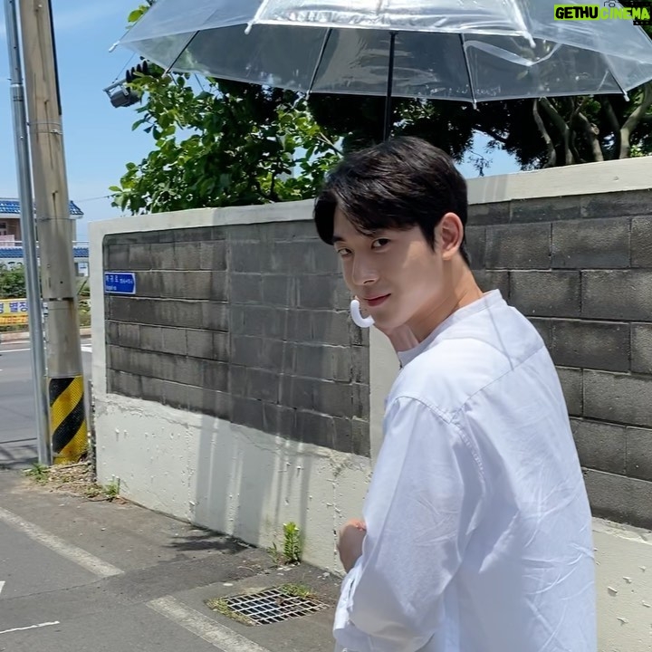 Shin Yong-seok Instagram - 용석의유혹☂️ Jeju