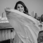 Shirley Setia Instagram – A black & white worlddd 🤍 

Kya lagta hai meri saree kounse colour ki hai? 😋 

Beautifully captured by my friend @afrographer 
Makeup & hair by the beautiful @athirathakkar 
Saree draped by @afrographer’s mummyyy 🙈 thankyouu for the pulav auntyyy! Mumbai, Maharashtra