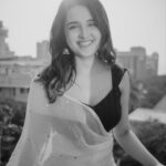 Shirley Setia Instagram – A black & white worlddd 🤍 

Kya lagta hai meri saree kounse colour ki hai? 😋 

Beautifully captured by my friend @afrographer 
Makeup & hair by the beautiful @athirathakkar 
Saree draped by @afrographer’s mummyyy 🙈 thankyouu for the pulav auntyyy! Mumbai, Maharashtra
