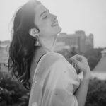 Shirley Setia Instagram – A black & white worlddd 🤍 

Kya lagta hai meri saree kounse colour ki hai? 😋 

Beautifully captured by my friend @afrographer 
Makeup & hair by the beautiful @athirathakkar 
Saree draped by @afrographer’s mummyyy 🙈 thankyouu for the pulav auntyyy! Mumbai, Maharashtra