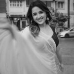 Shirley Setia Instagram – A black & white worlddd 🤍 

Kya lagta hai meri saree kounse colour ki hai? 😋 

Beautifully captured by my friend @afrographer 
Makeup & hair by the beautiful @athirathakkar 
Saree draped by @afrographer’s mummyyy 🙈 thankyouu for the pulav auntyyy! Mumbai, Maharashtra