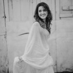 Shirley Setia Instagram – A black & white worlddd 🤍 

Kya lagta hai meri saree kounse colour ki hai? 😋 

Beautifully captured by my friend @afrographer 
Makeup & hair by the beautiful @athirathakkar 
Saree draped by @afrographer’s mummyyy 🙈 thankyouu for the pulav auntyyy! Mumbai, Maharashtra