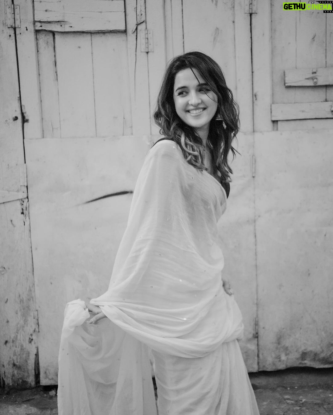 Shirley Setia Instagram - A black & white worlddd 🤍 Kya lagta hai meri saree kounse colour ki hai? 😋 Beautifully captured by my friend @afrographer Makeup & hair by the beautiful @athirathakkar Saree draped by @afrographer’s mummyyy 🙈 thankyouu for the pulav auntyyy! Mumbai, Maharashtra