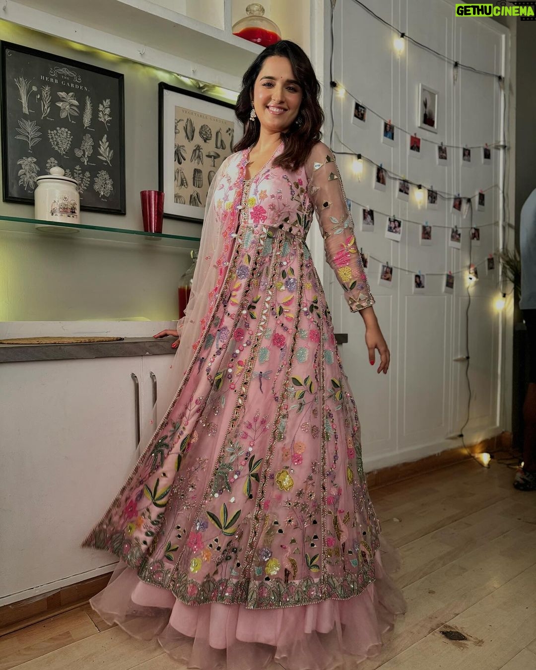 Shirley Setia Instagram - Good vibess, good life π»ππ Makeup by @blendingiscardio Hair by @sofiexhmu___ Styled by @akankshakawediastyle Outfit by @anishashettyofficial Jewels by @sangeetaboochra Pictures by @akankshakawediastyle & @blendingiscardio