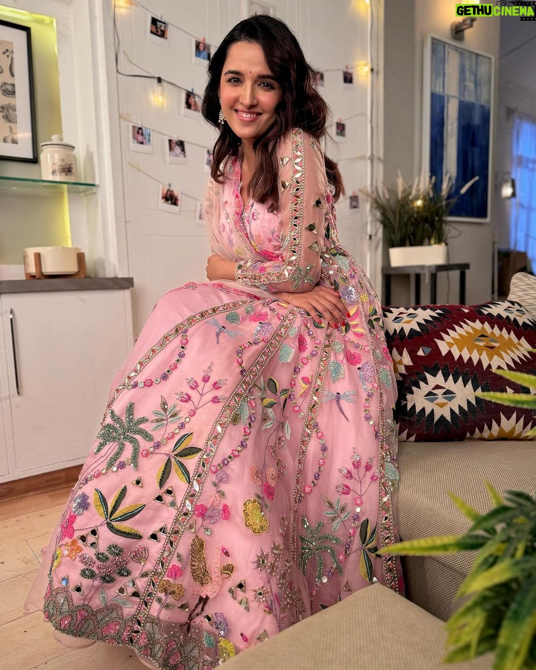 Shirley Setia Instagram - Good vibess, good life π»ππ Makeup by @blendingiscardio Hair by @sofiexhmu___ Styled by @akankshakawediastyle Outfit by @anishashettyofficial Jewels by @sangeetaboochra Pictures by @akankshakawediastyle & @blendingiscardio