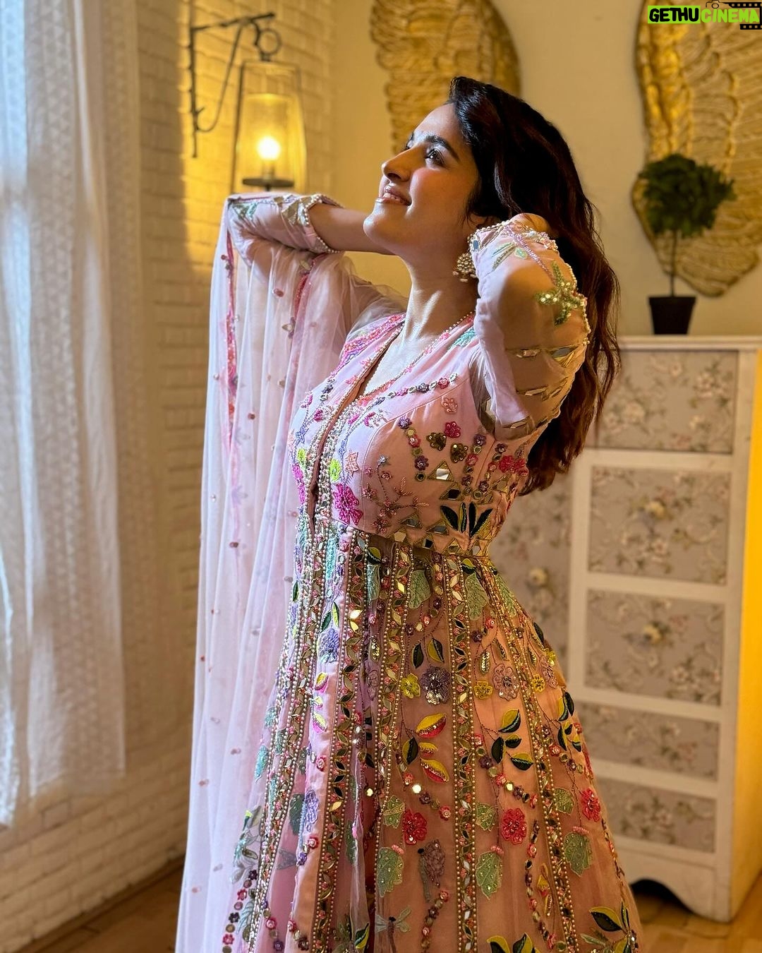 Shirley Setia Instagram - Good vibess, good life π»ππ Makeup by @blendingiscardio Hair by @sofiexhmu___ Styled by @akankshakawediastyle Outfit by @anishashettyofficial Jewels by @sangeetaboochra Pictures by @akankshakawediastyle & @blendingiscardio
